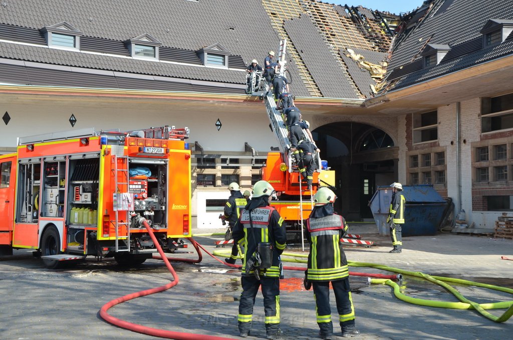 Feuer 3 Dachstuhlbrand Koeln Rath Heumar Gut Maarhausen Eilerstr P521.JPG